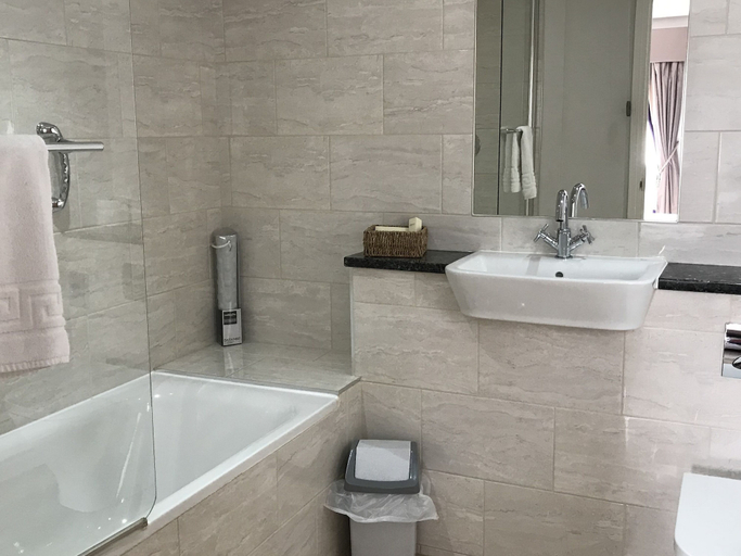 Bathroom 5, The Cricketers, Essex