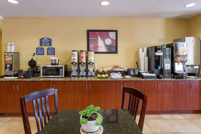 Food & Drinks 5, Microtel Inn & Suites by Wyndham Hillsborough, Orange