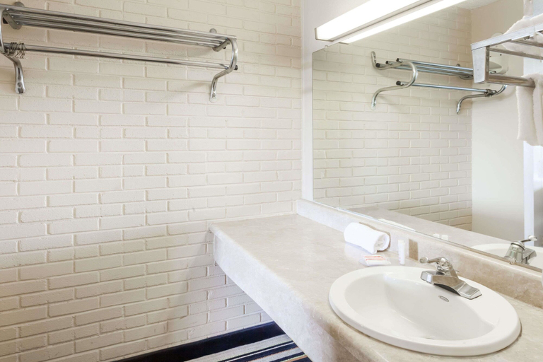 Bathroom 4, Days Inn by Wyndham Jackson, Madison