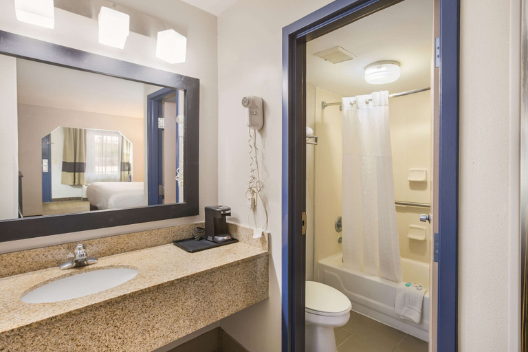 Bathroom 4, Clarion pointe near I-75, Monroe