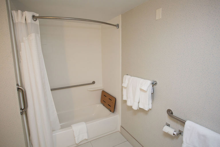 Bathroom 4, Holiday Inn Express WILMINGTON, Clinton