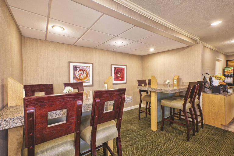 Food & Drinks 5, La Quinta Inn by Wyndham Toledo Perrysburg, Wood