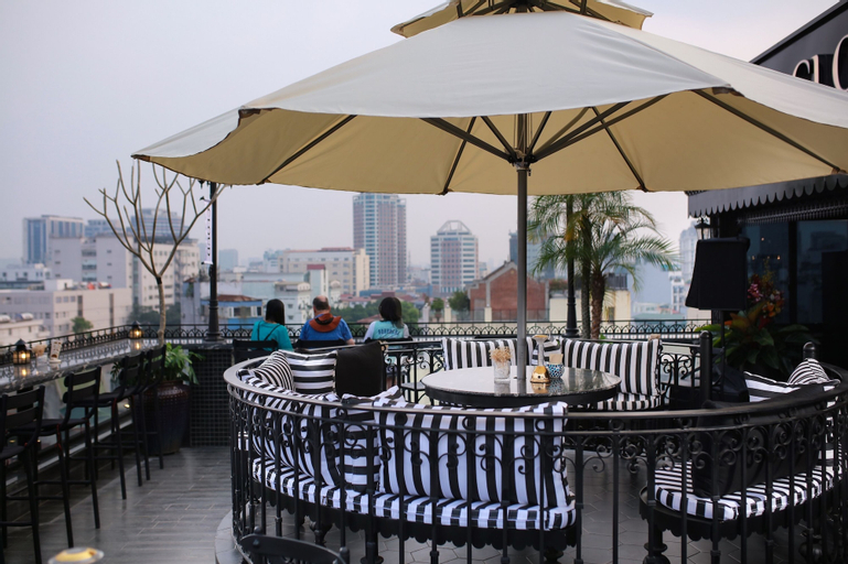 Exterior & Views 28