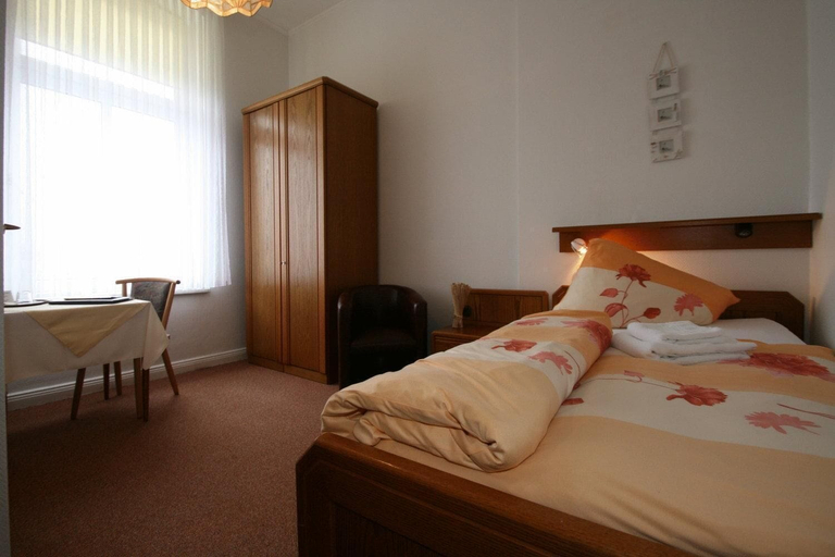 Bedroom 2, Hotel Rummeni, Leer