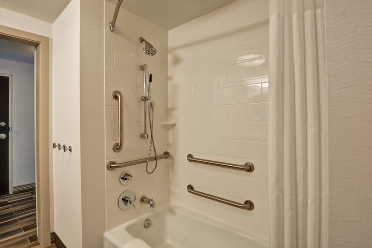 Bathroom 3, Hampton Inn Atlanta Kennesaw, Cobb