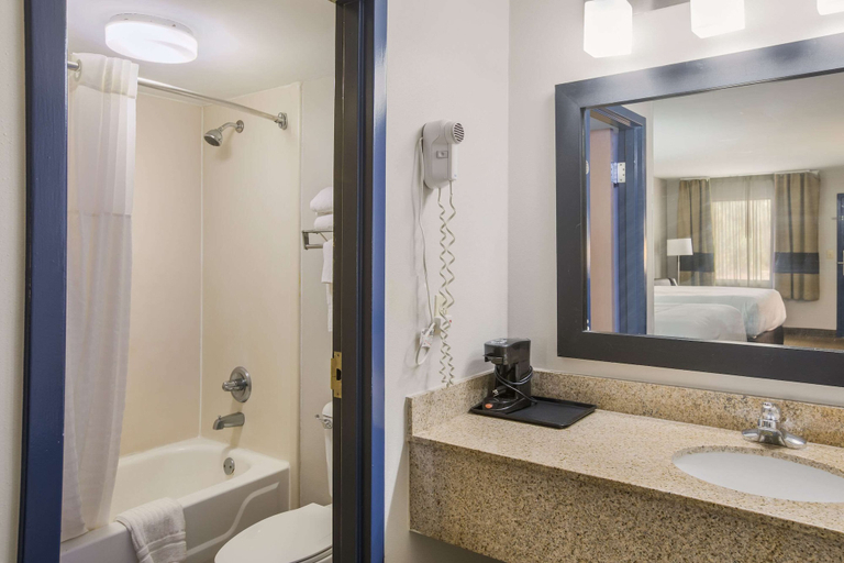 Bathroom 4, Clarion pointe near I-75, Monroe