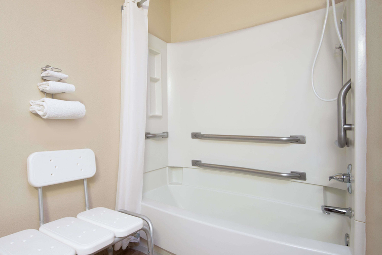 Bathroom 4, Super 8 by Wyndham Portales, Roosevelt
