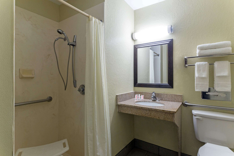 Bathroom 4, Super 8 by Wyndham Brunswick/St Simons Island Area, Glynn