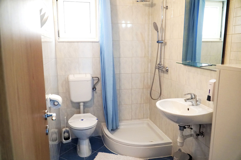 Bathroom 4, Cvita apartments, Trogir