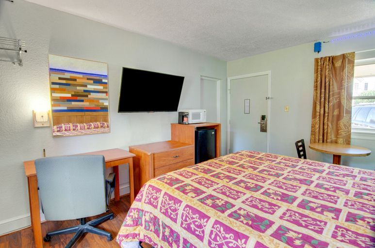 Bedroom 3, Scottish Inns Collinsville-Martinville, Henry