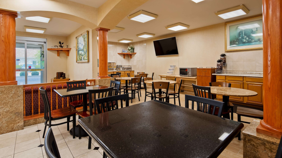 Food & Drinks 5, SureStay Plus Hotel by Best Western Mesquite, Dallas