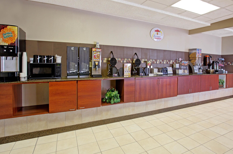 Food & Drinks 5, Super 8 by Wyndham Wheat Ridge/Denver West, Jefferson