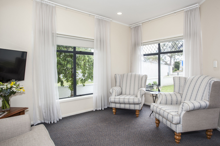 Others 5, Te Mata Lodge, Hastings city