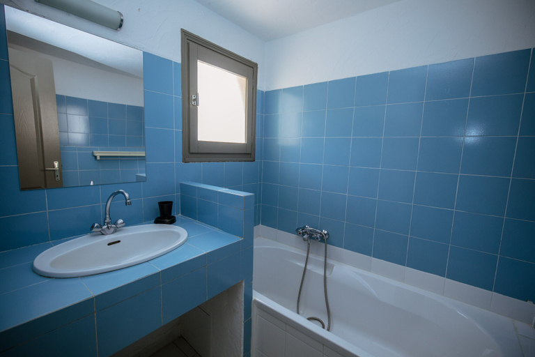 Bathroom 4, U Paviddonu, Corse-du-Sud