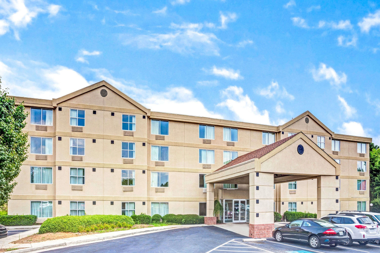 Exterior & Views 2, Quality Suites Atlanta Airport East, Clayton