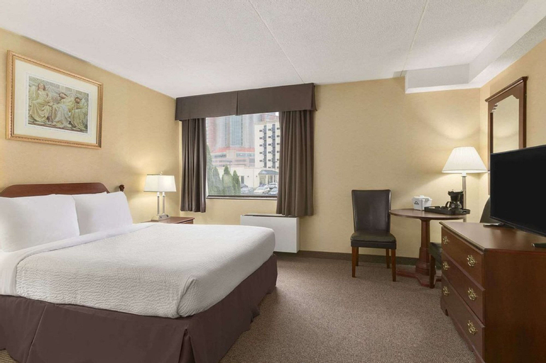 Bedroom 3, Days Inn by Wyndham Fallsview, Niagara