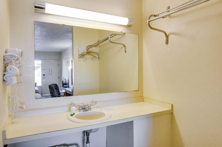 Bathroom 4, Scottish Inns Collinsville-Martinville, Henry