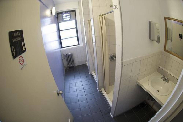 Bathroom 4, Jazz On The Park Hostel, New York