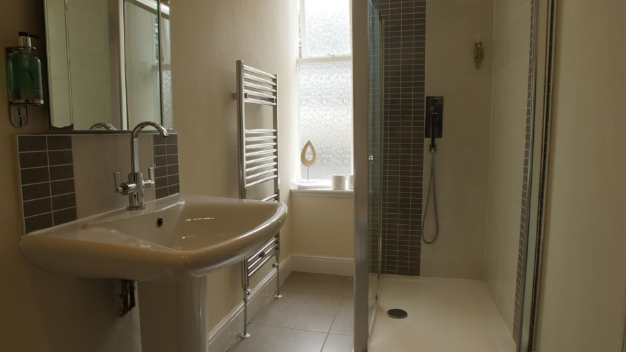 Bathroom 5, The Broadway Hotel, Conwy