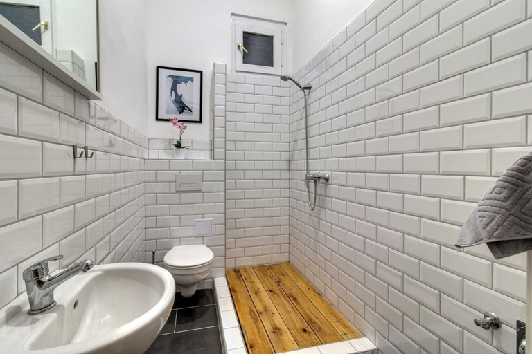 Bathroom 3, Highlight Ernesto III, Budapesti
