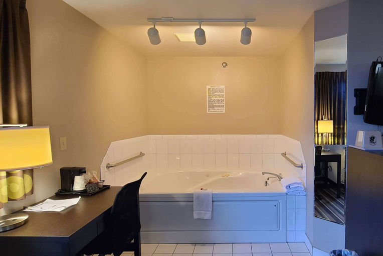 Bathroom 4, Super 8 by Wyndham Brookings, Brookings