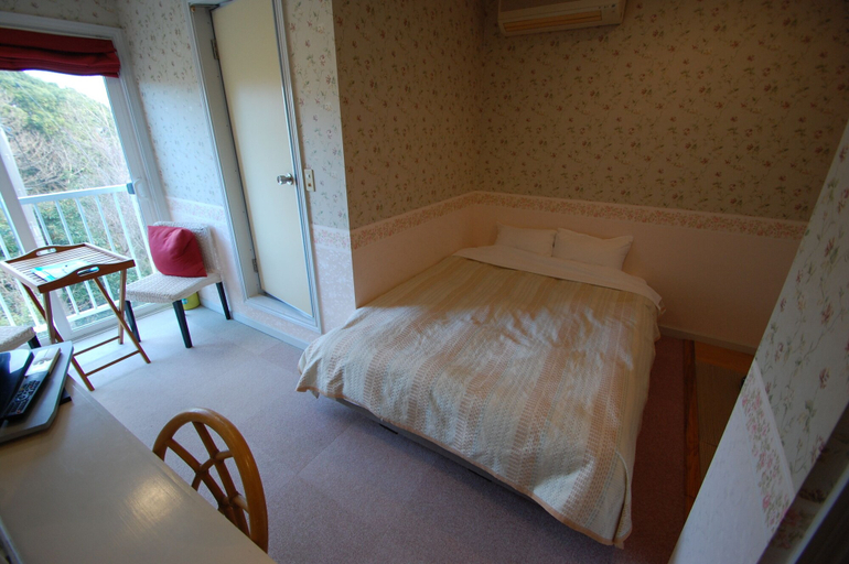 Bedroom 3, Tenshi no Iruka, Itō