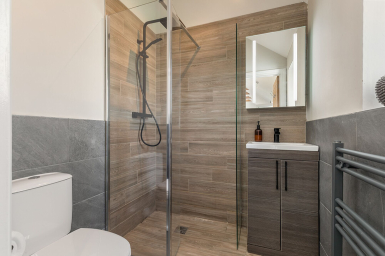 Bathroom, Willow Cottage, Pembrokeshire