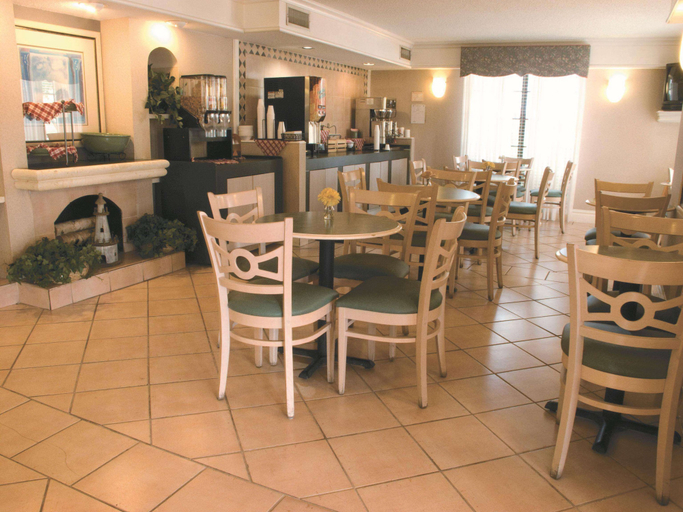 Food & Drinks 5, Super 8 by Wyndham Austin South, Travis