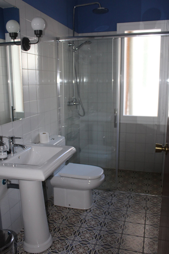 Bathroom 3, Pensión Peperillo, Huesca