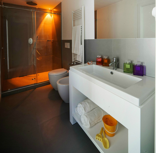 Bathroom 4, Love Boat, Rimini