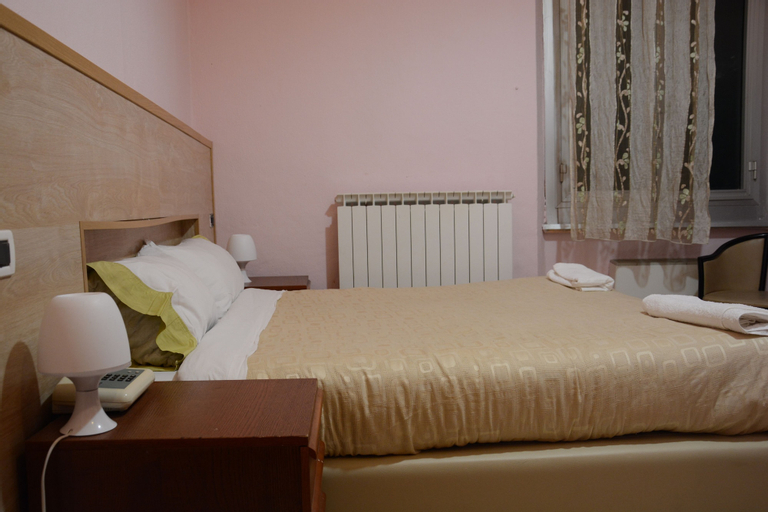 Bedroom 3, Albergo Royal, Genova