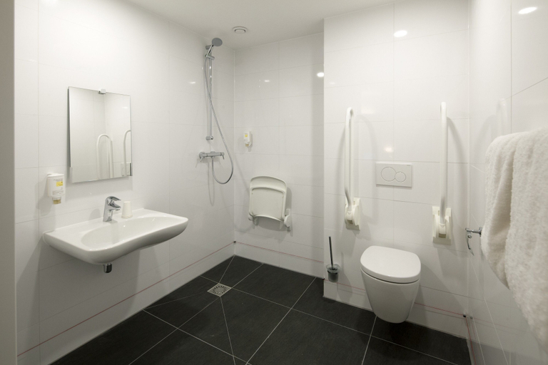 Bathroom 5, easyHotel Amsterdam Arena Boulevard, Amsterdam