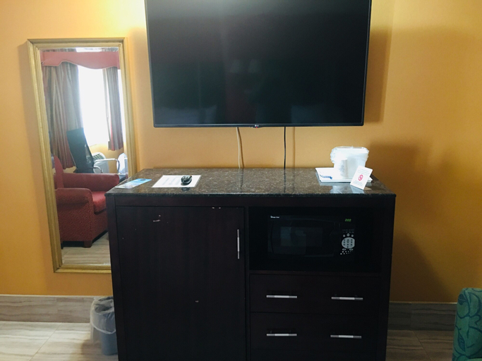 Bedroom 3, Travelodge by Wyndham Bay Shore Long Island, Suffolk