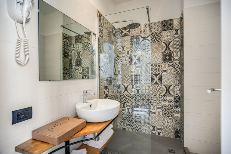 Bathroom 4, Hotel King, Rome