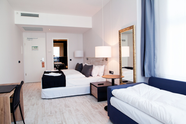 Bedroom 2, Catalonia Berlin Mitte, Berlin