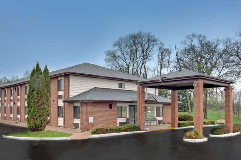 Exterior & Views 2, Baymont Inn & Suites by Wyndham Richmond, McHenry