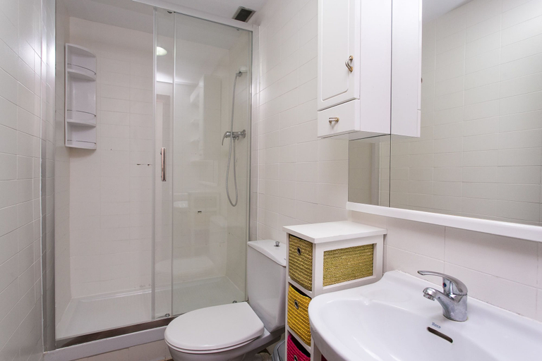 Bathroom 4, Spacious & Quiet 4 Bedroom Apartment, Barcelona