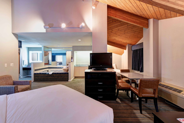 Bedroom 3, SureStay Plus Hotel by Best Western Redding, Shasta