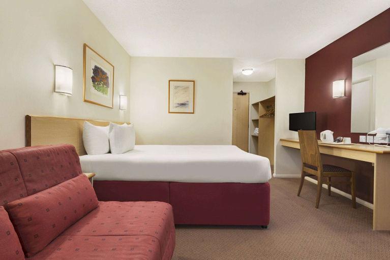 Bedroom 3, Days Inn by Wyndham Warwick South M40, Warwickshire