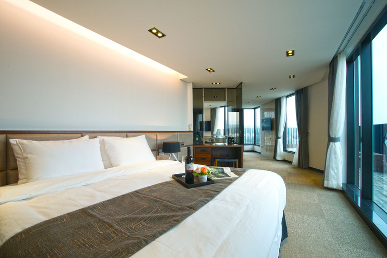 Bedroom 5, I-Jin Hotel, Jeju