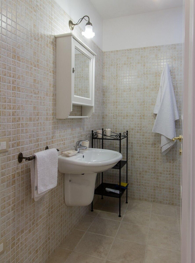 Bathroom 3, L'Antica Marina, Taranto