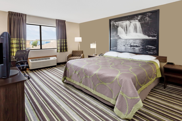 Bedroom 3, Super 8 by Wyndham Plymouth, Marshall
