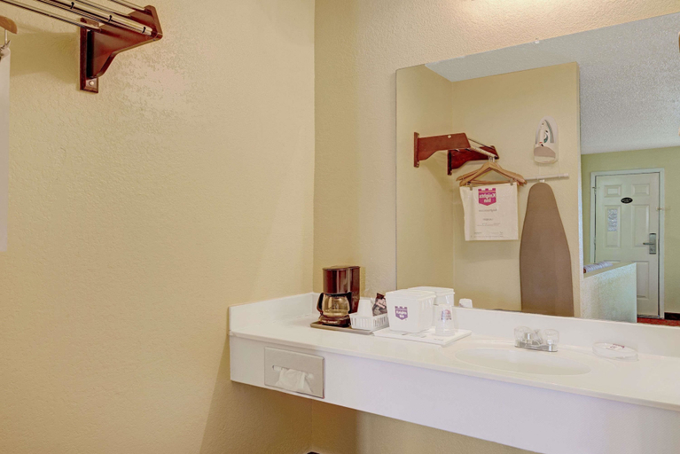 Bathroom 4, White Rock Inn, Hays