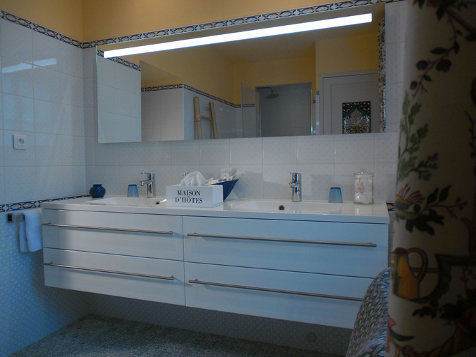 Bathroom 5, La Sauvageonne, Gironde