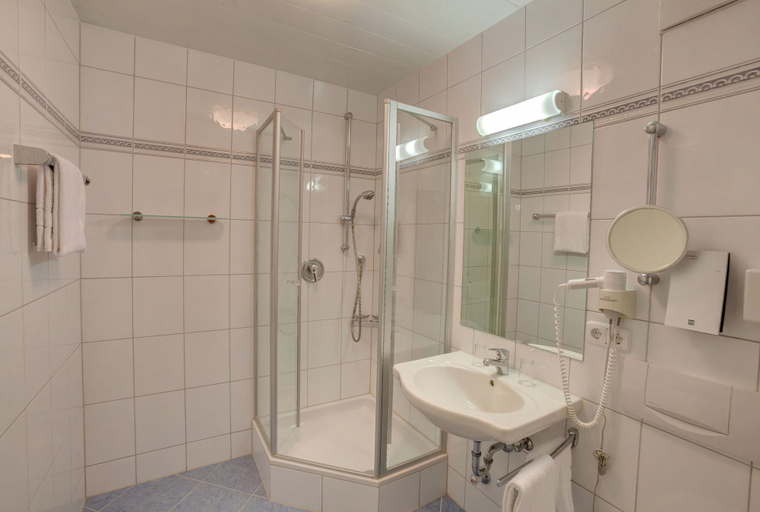 Bathroom 5, Berghotel Hammersbach, Sure Hotel Collection by Best Western, Garmisch-Partenkirchen
