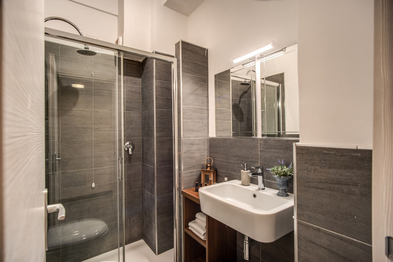 Bathroom 4, Tritone Top House, Roma