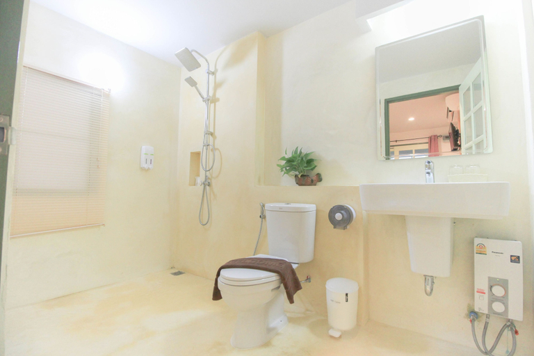 Bathroom 4, IP Plus Resort Chanthaburia - Halal Hotel, Muang Chanthaburi