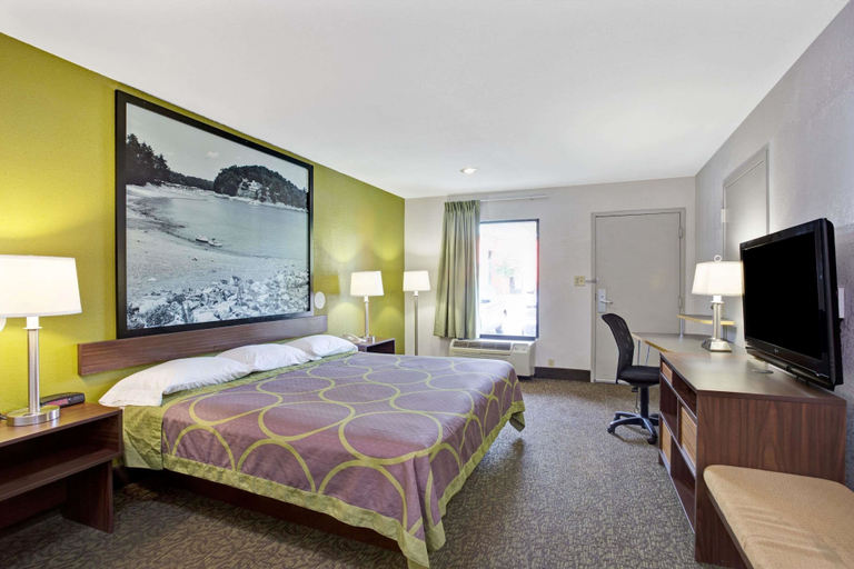 Bedroom 2, Super 8 by Wyndham Gainesville, Hall