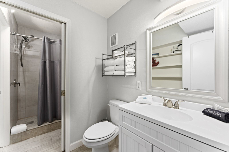 Bathroom 2, The Summit 615, Bay