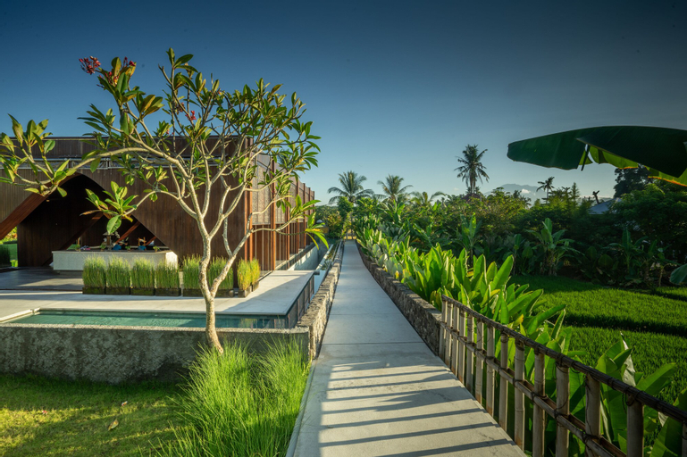 Exterior & Views 25